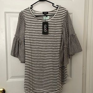 Gigio size large, gray striped with ruffle sleeve top. Size large, NWT.